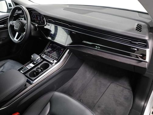 Glacier White Metallic 2023 Audi Q8 55 Premium