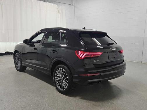 Mythos Black Metallic 2023 Audi Q3 Premium 40 TFSI quattro Tiptronic