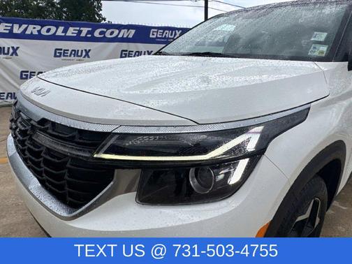 Clear White/Black Roof 2025 Kia Seltos S