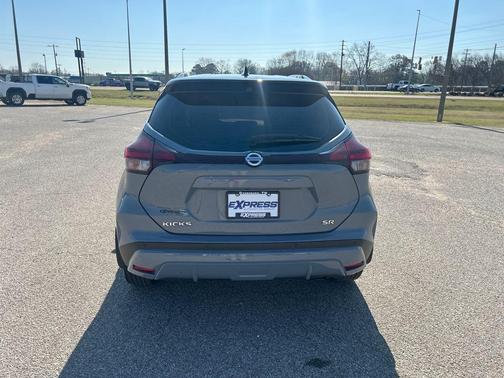 2021 Nissan Kicks SR