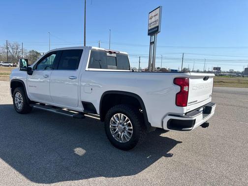 Summit White 2022 Chevrolet Silverado 2500 High Country