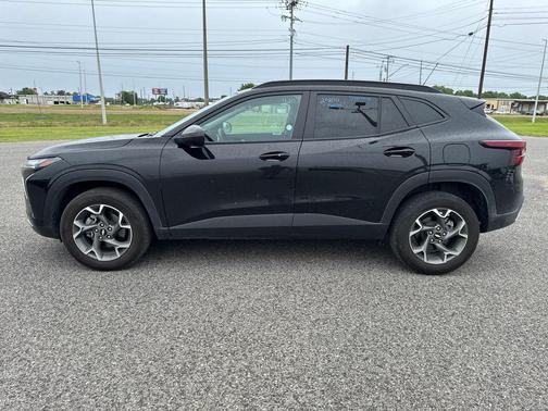 Mosaic Black Metallic 2025 Chevrolet Trax LT