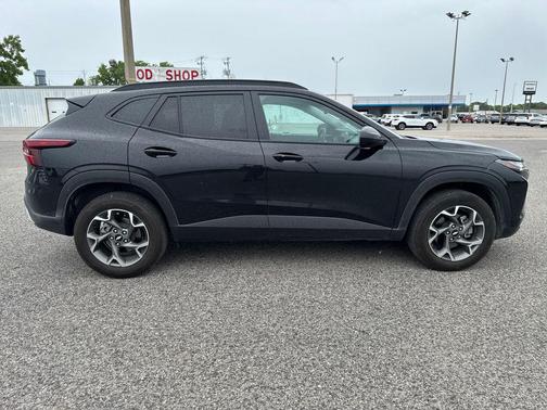 Mosaic Black Metallic 2025 Chevrolet Trax LT
