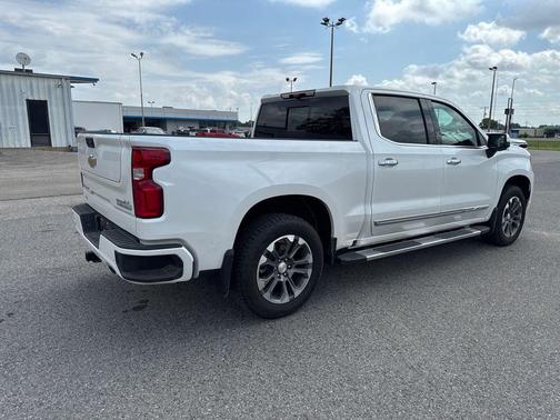 Iridescent Pearl Tricoat 2024 Chevrolet Silverado 1500 High Country