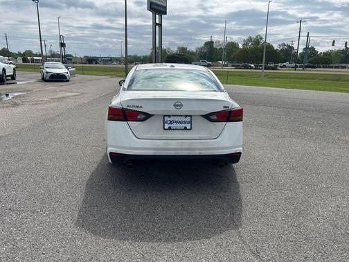 Glacier White 2025 Nissan Altima SR FWD