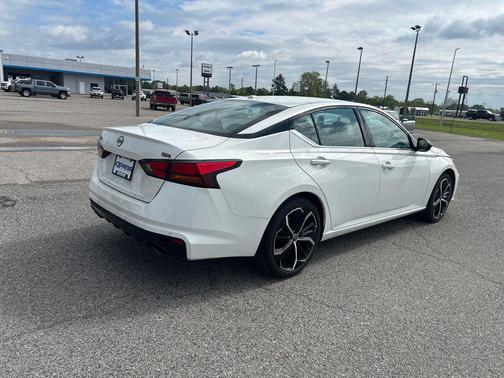Glacier White 2025 Nissan Altima SR FWD