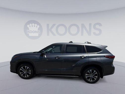 Magnetic Gray Metallic 2023 Toyota Highlander XLE