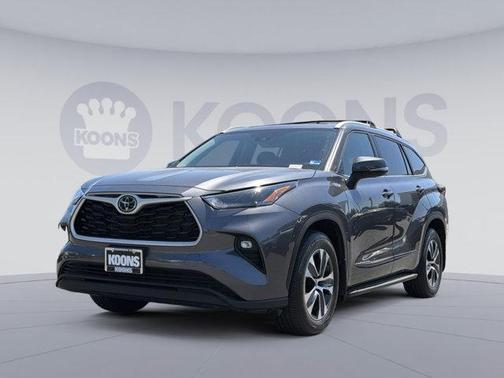 Magnetic Gray Metallic 2023 Toyota Highlander XLE