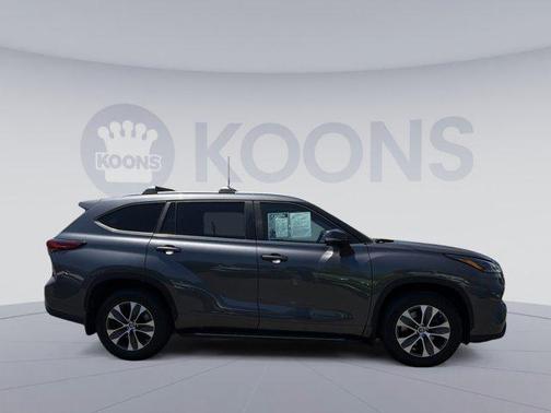 Magnetic Gray Metallic 2023 Toyota Highlander XLE