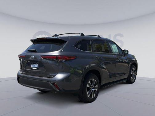 Magnetic Gray Metallic 2023 Toyota Highlander XLE