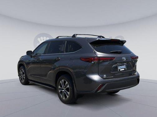 Magnetic Gray Metallic 2023 Toyota Highlander XLE