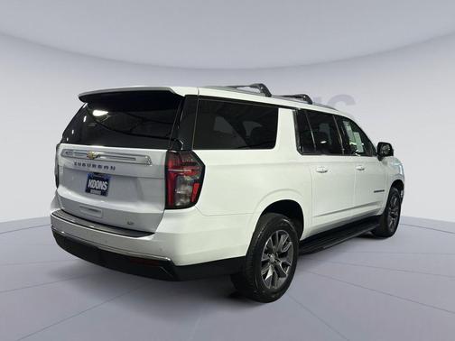 Summit White 2022 Chevrolet Suburban LT