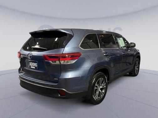 Shoreline Blue Pearl 2019 Toyota Highlander LE
