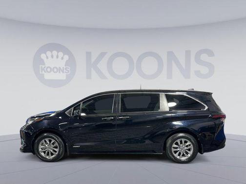 2021 Toyota Sienna XLE 8 Passenger
