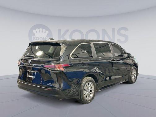 2021 Toyota Sienna XLE 8 Passenger