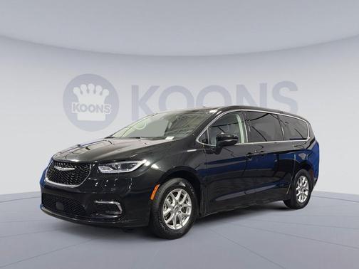 Brilliant Black Crystal Pearlcoat 2023 Chrysler Pacifica Touring L