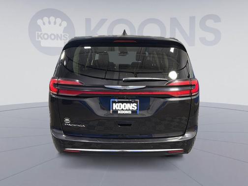 Brilliant Black Crystal Pearlcoat 2023 Chrysler Pacifica Touring L