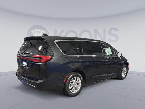 Brilliant Black Crystal Pearlcoat 2023 Chrysler Pacifica Touring L