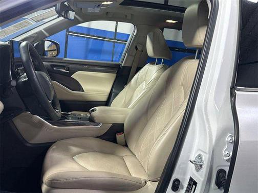 2022 Toyota Highlander Hybrid Platinum