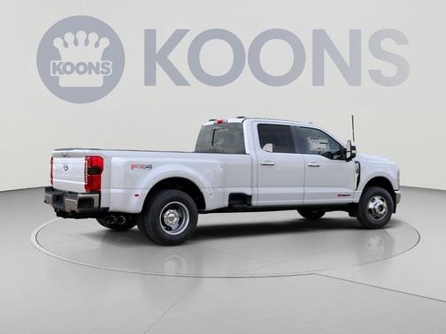 Star White Metallic Tri-Coat 2027 Ford F-350 Lariat