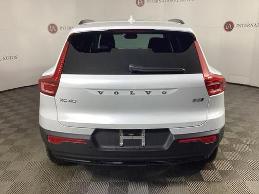 2026 Volvo XC40 Plus, B5 AWD Gas (mild hybrid), Dark