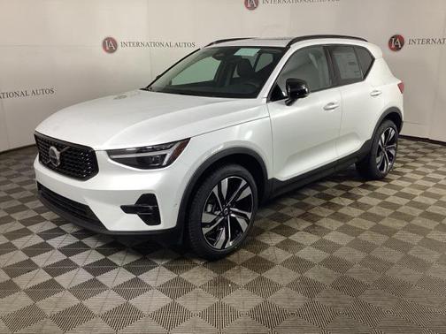2026 Volvo XC40 Plus, B5 AWD Gas (mild hybrid), Dark