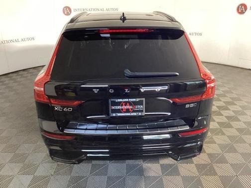 2023 Volvo XC60 B5 Plus Dark Theme