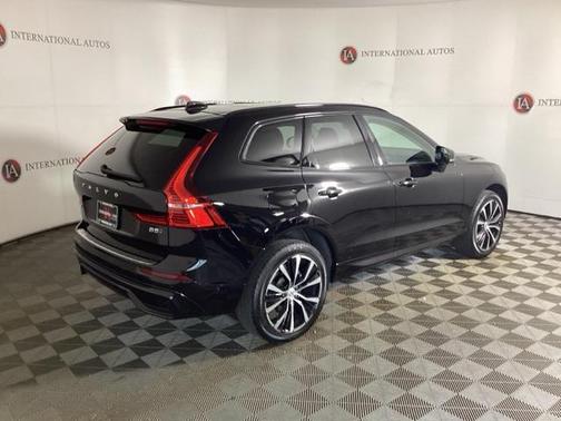 2023 Volvo XC60 B5 Plus Dark Theme