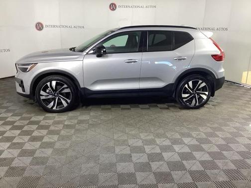2023 Volvo XC40 B5 Ultimate Dark Theme
