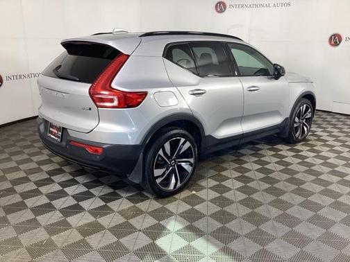 2023 Volvo XC40 B5 Ultimate Dark Theme