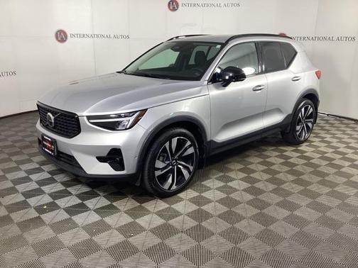 2023 Volvo XC40 B5 Ultimate Dark Theme