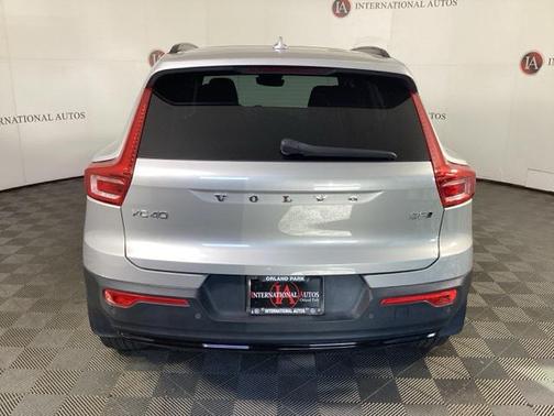 2023 Volvo XC40 B5 Ultimate Dark Theme