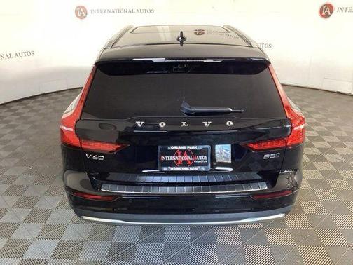 Onyx Black Metallic 2026 Volvo V60 Cross Country B5 Plus