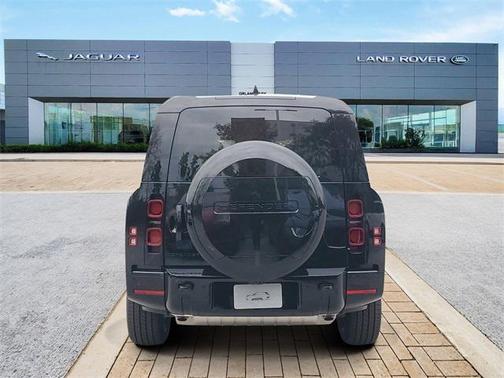 2025 Land Rover Defender 130 P400 X-Dynamic SE