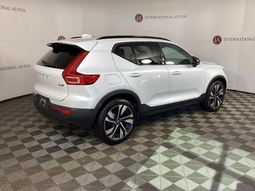 2024 Volvo XC40 B5 Plus Dark Theme