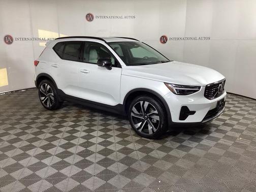 2024 Volvo XC40 B5 Plus Dark Theme