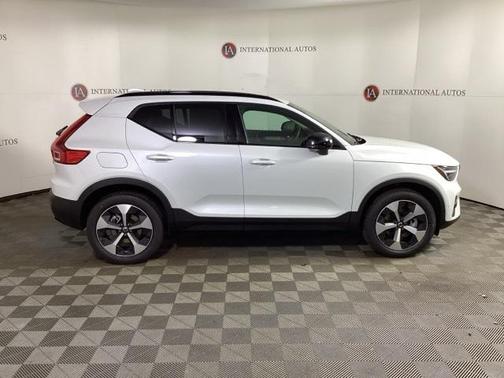2025 Volvo XC40 B5 Plus Dark Theme