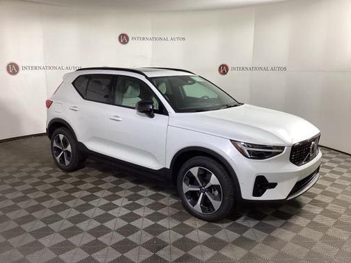 2025 Volvo XC40 B5 Plus Dark Theme