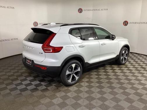 2025 Volvo XC40 B5 Plus Dark Theme