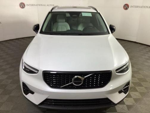 2025 Volvo XC40 B5 Plus Dark Theme