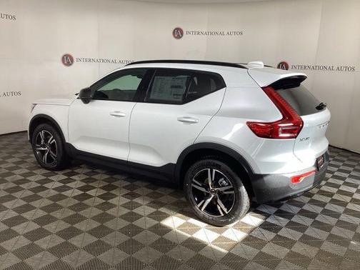 2026 Volvo XC40 Core, B5 AWD Gas (mild hybrid), Dark