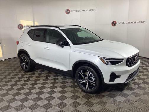 2026 Volvo XC40 Core, B5 AWD Gas (mild hybrid), Dark