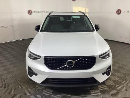 2026 Volvo XC40 Core, B5 AWD Gas (mild hybrid), Dark