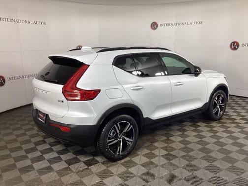 2026 Volvo XC40 Core, B5 AWD Gas (mild hybrid), Dark