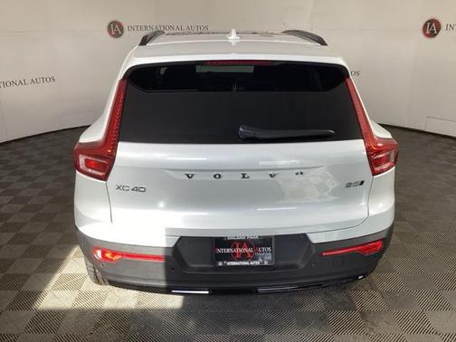 2026 Volvo XC40 Core, B5 AWD Gas (mild hybrid), Dark