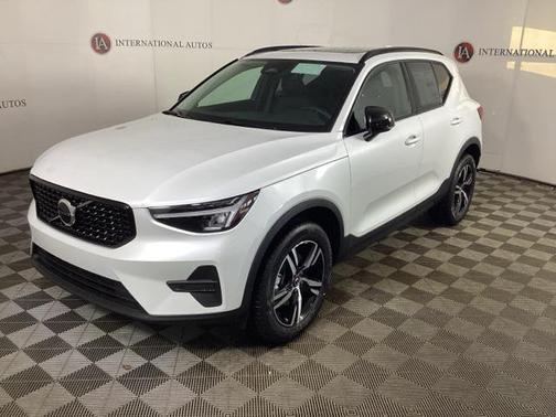 2026 Volvo XC40 Core, B5 AWD Gas (mild hybrid), Dark