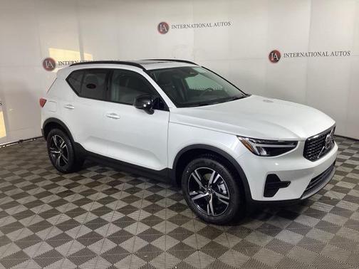2026 Volvo XC40 Core, B5 AWD Gas (mild hybrid), Dark