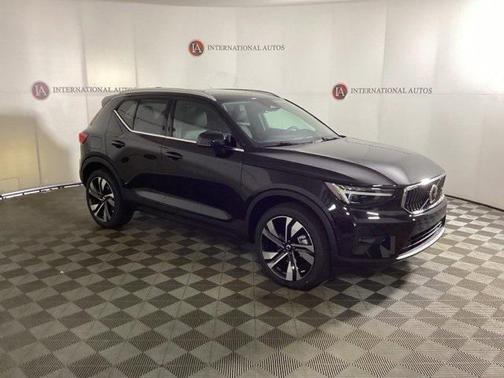 2025 Volvo XC40 B5 Ultra Bright Theme