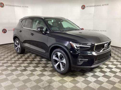 2025 Volvo XC40 B5 Plus Bright Theme