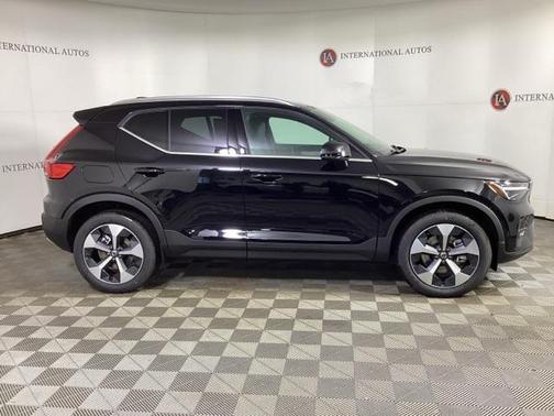 2025 Volvo XC40 B5 Plus Bright Theme